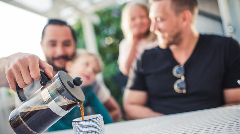 Familj dricker kaffe.