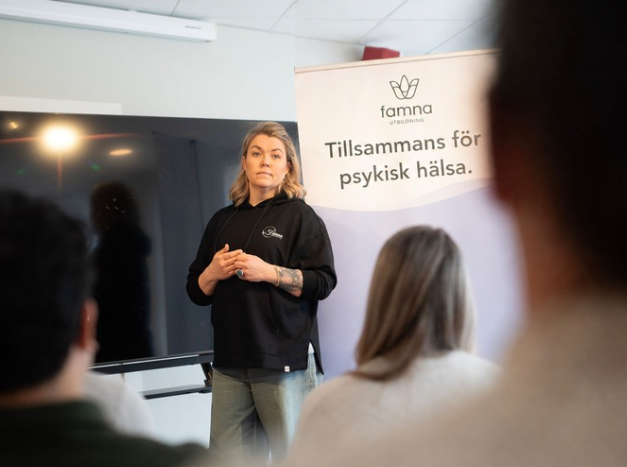 En kvinna föreläser
