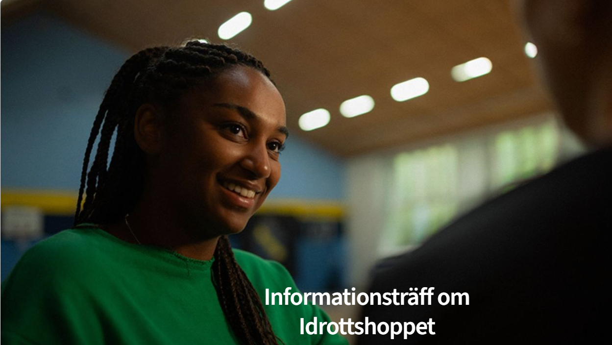 En kvinna med mörkt flätat hår i en grön funktionströja pratar med en suddig person. De står i en idrottshall.