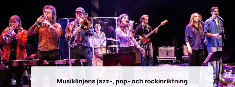 Unga sångare och musiker på en scen med lila ljus.