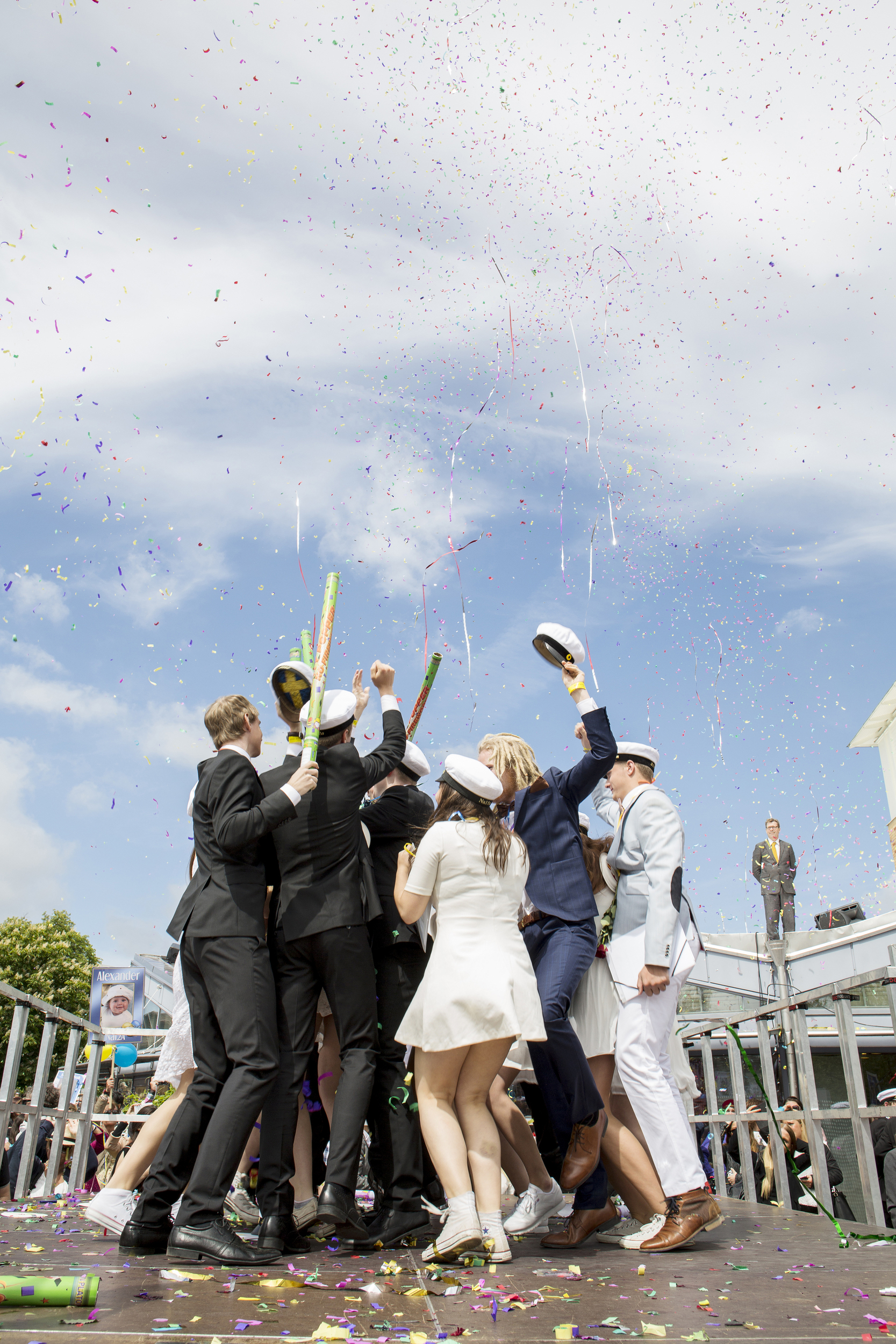 En grupp studenter med mössorna i vädret.
