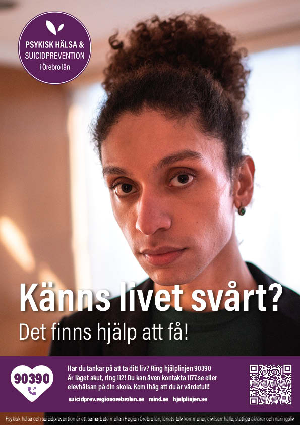 En man med uppsatt hår. Text: Känns livet svårt? Det finns hjälp att få! Ring hjälplinjen 90390! På Mind.se finns fler hjälplinjer att ringa eller chatta med. 